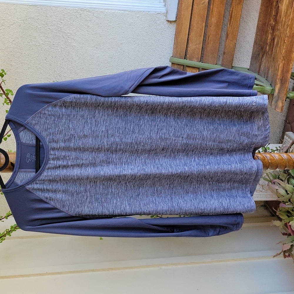 Champion long sleave jersey. Very good condition. Can be worn by men and women.